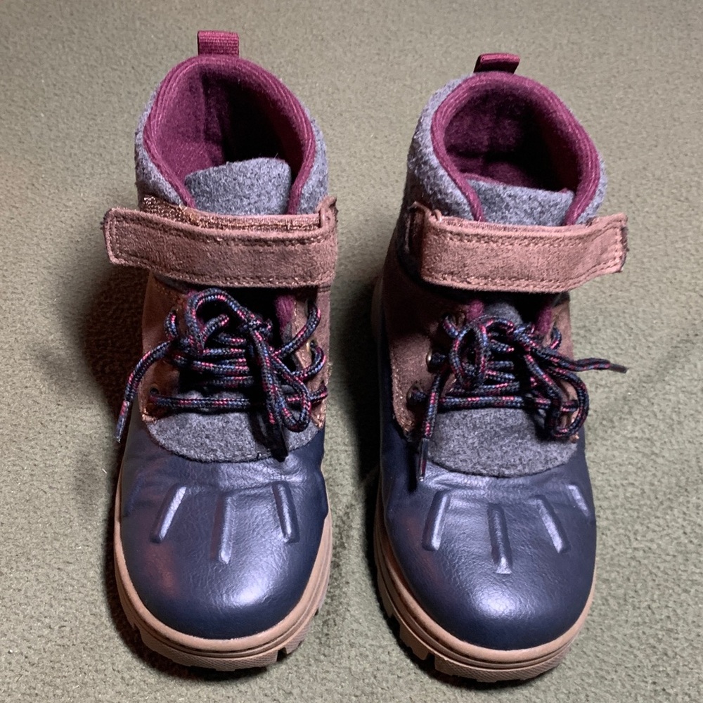 Very good condition boy’s blue and brown snow boots. Size 1